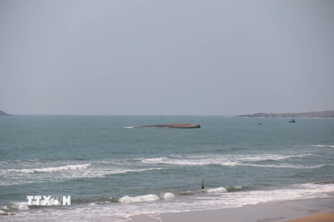 Tàu vận tải Bạch Đằng bị chìm trong vùng biển Mũi Né (Bình Thuận). (Ảnh: Nguyễn Thanh/TTXVN)