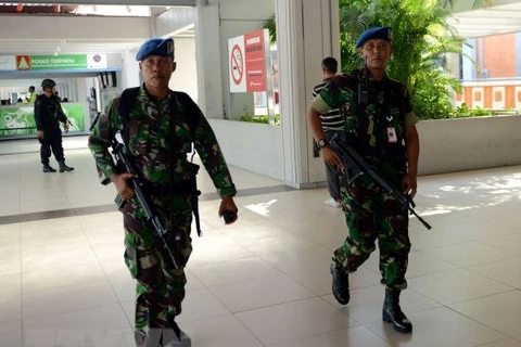 Binh sỹ Indonesia tuần tra tại sân bay Ngurah Rai ở Denpasar trên đảo Bali ngày 15/1. (Nguồn: AFP/TTXVN)