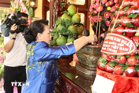 Chủ tịch Quốc hội Nguyễn Thị Kim Ngân dâng hương tại Khu tưởng niệm Chủ tịch Tôn Đức Thắng. (Ảnh: Trọng Đức/TTXVN)