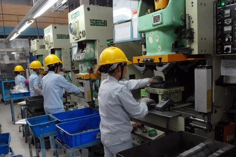 Sản xuất các linh kiện kim loại tại Công ty Cơ khí Chính xác Việt Nam 1. (Ảnh: Danh Lam/TTXVN)