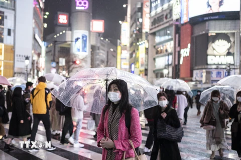 Người dân đeo khẩu trang phòng dịch COVID-19 tại Tokyo, Nhật Bản, ngày 5/3/2021. (Ảnh: AFP/ TTXVN)