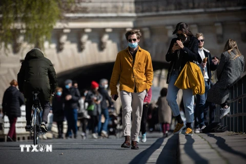 Người dân đeo khẩu trang phòng lây nhiễm COVID-19 tại Paris, Pháp, ngày 20/3/2021. (Ảnh: THX/TTXVN)