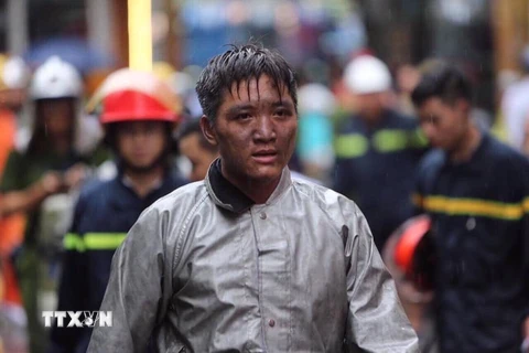 Trung úy Vũ Ngọc Hoàng tham gia khống chế và dập tắt đám cháy trên phố Núi Trúc (Ba Đình, Hà Nội), trực tiếp cứu nạn nhân bất tỉnh khỏi biển lửa. (Ảnh: TTXVN phát)