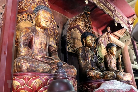 Ba pho tượng Tam Thế tại chùa Bút Tháp, xã Đình Tổ, huyện Thuận Thành, tỉnh Bắc Ninh. (Ảnh: Đinh Văn Nhiều/TTXVN) 
