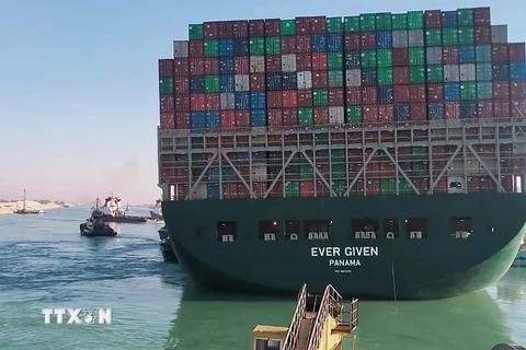 Tàu container Ever Given bị mắc kẹt trên kênh đào Suez, Ai Cập đã nổi lên trên mặt nước sau nỗ lực giải cứu, ngày 29/3/2021. (Nguồn: AFP/TTXVN)