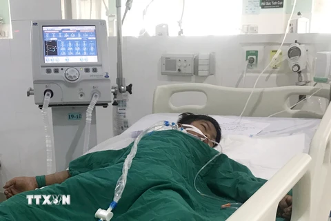 Một bệnh nhân đang được điều trị tại khoa Hồi sức tích cực - Chống độc (Bệnh viện Đa khoa tỉnh Kon Tum) do nghi ngờ bị ngộ độc. (Ảnh: Khoa Chương/TTXVN)