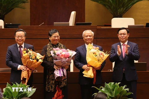 Chủ tịch Quốc hội Vương Đình Huệ tặng hoa cho các đồng chí không giữ chức Phó Chủ tịch Quốc hội khoá XIV. (Ảnh: Dương Giang/TTXVN)