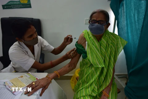 Nhân viên y tế tiêm chủng vaccine ngừa COVID-19 cho người dân tại Prayagraj, Ấn Độ, ngày 25/3/2021. (Nguồn: THX/TTXVN)