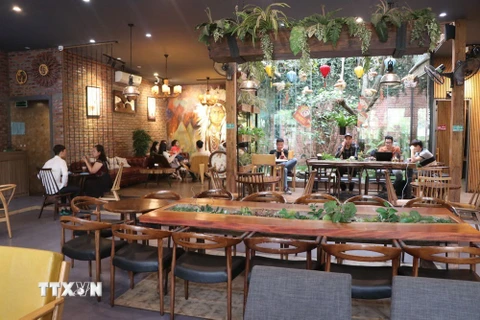 Lượng khách đến quán cafe Zone trên đường Đỗ Ngọc Du, thành phố Hải Dương tăng cao so với ngày trước đó khi chỉ mới phục vụ bán mang về. (Ảnh: Mạnh Minh/TTXVN)