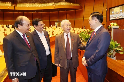 Tổng Bí thư, Chủ tịch nước Nguyễn Phú Trọng với các đồng chí lãnh đạo Đảng, Nhà nước tại phiên họp ngày 2/4. (Ảnh: Trí Dũng/TTXVN)