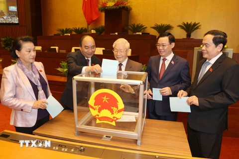 Tổng Bí thư, Chủ tịch nước Nguyễn Phú Trọng và các đại biểu bỏ phiếu. (Ảnh: Trí Dũng/TTXVN)