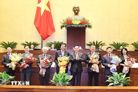 Chủ tịch Quốc hội Vương Đình Huệ tặng hoa Phó Chủ tịch nước Đặng Thị Ngọc Thịnh và một số ủy viên Ủy ban Thường vụ Quốc hội vừa được miễn nhiệm. (Ảnh: Trọng Đức/TTXVN) 