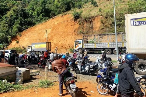 Giao thông trên đèo Bảo Lộc bị ách tắc sau một vụ tai nạn. 