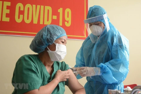 Các nhân viên y tế được tiêm vaccine COVID-19. (Ảnh: Văn Dũng/TTXVN)