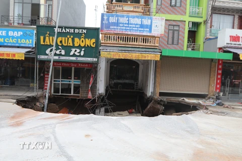 Hiện trường xuất hiện hố sâu 'tử thần' trên địa bàn xã Quảng Bị. (Ảnh: Lê Phú/TTXVN)
