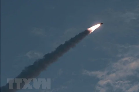 Một tên lửa đạn đạo được phóng thử nghiệm tại địa điểm không xác định ở Triều Tiên. (Ảnh: AFP/TTXVN)