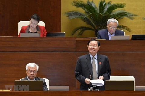 Bộ trưởng Bộ Nội vụ Lê Vĩnh Tân giải trình ý kiến của Đại biểu Quốc hội. (Ảnh: Dương Giang/TTXVN)
