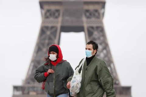 Người dân đeo khẩu trang phòng dịch COVID-19 tại thủ đô Paris, Pháp. (Ảnh: THX/TTXVN) 