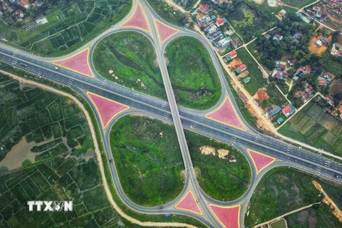 Nút giao Minh Khai giữa 2 tuyến cao tốc Hạ Long-Hải Phòng và Hạ Long-Vân Đồn với Quốc lộ18 nằm tại vị trí cửa ngõ thành phố Hạ Long. (Ảnh: Thành Đạt/TTXVN)