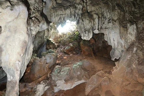 Một trong bốn cửa đi vào trong hang động Hắt Chuông. (Ảnh: Xuân Tiến/TTXVN) 