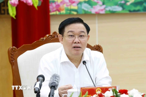 Chủ tịch Quốc hội Vương Đình Huệ làm việc với Ban Thường vụ và Ủy ban bầu cử tỉnh Quảng Ninh. (Ảnh: Doãn Tấn/TTXVN) 