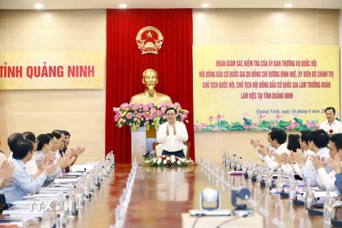 Chủ tịch Quốc hội Vương Đình Huệ làm việc với Ban Thường vụ và Ủy ban bầu cử tỉnh Quảng Ninh. (Ảnh: Doãn Tấn/TTXVN)