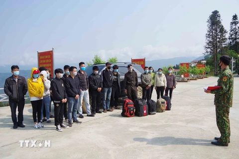 Bộ đội Biên phòng tỉnh Lai Châu tuyên truyền tới các trường hợp có ý định xuất cảnh trái phép sang Trung Quốc quay về địa phương. (Ảnh: TTXVN phát)