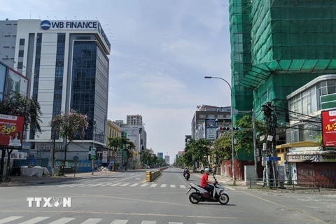Ngã tư đại lộ Monivong và đường Mao Tse Tung ở thủ đô Phnom Penh vắng vẻ trong ngày đầu thực hiện phong tỏa. (Ảnh: Nguyễn Hùng/TTXVN) 