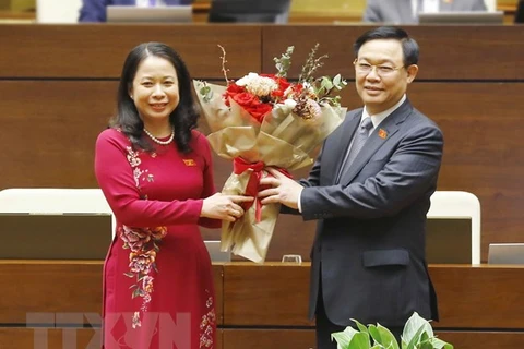 Chủ tịch Quốc hội Vương Đình Huệ tặng hoa chúc mừng Phó Chủ tịch nước Võ Thị Ánh Xuân. (Ảnh: Doãn Tấn/TTXVN) 