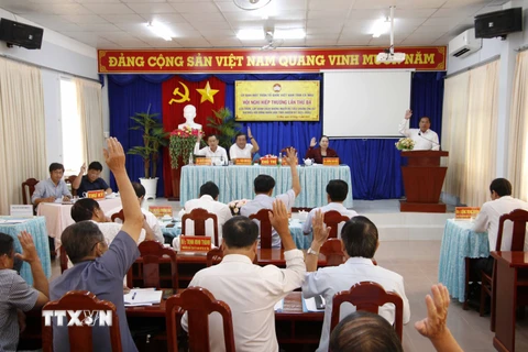 Hội nghị Hiệp thương lần 3 tại tỉnh Cà Mau biểu quyết thống nhất danh sách những người đủ điều kiện ứng cử. (Ảnh: Kim Há/TTXVN)
