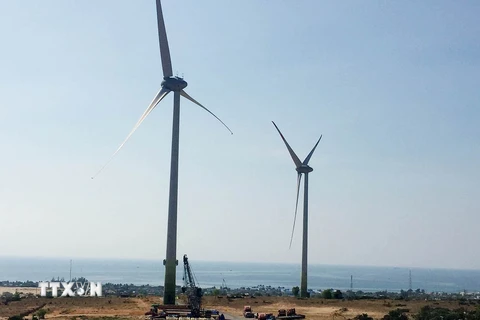 Nhà máy điện gió Mũi Dinh (xã Phước Dinh, huyện Thuận Nam, Ninh Thuận) khánh thành ngày 10/4/2019, công suất giai đoạn 1 là 37,6MW, với tổng mức đầu tư 1.472 tỷ đồng, đóng góp hằng năm 100 triệu Kwh năng lượng sạch vào lưới điện quốc gia. (Ảnh: Công Thử/T