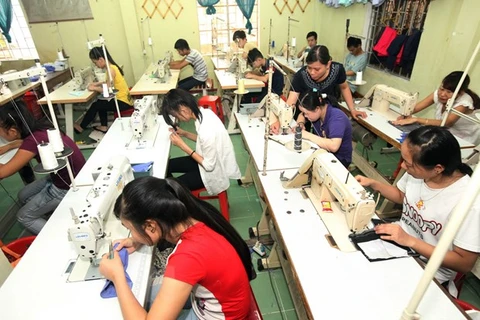 Dạy nghề may công nghiệp cho người khuyết tật ở Thừa Thiên-Huế. (Ảnh: Anh Tuấn/TTXVN) 