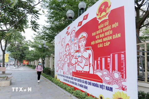 Tranh tuyên truyền, cổ động bầu cử trên phố Đại Cồ Việt. (Ảnh: Hoàng Hiếu/TTXVN) 