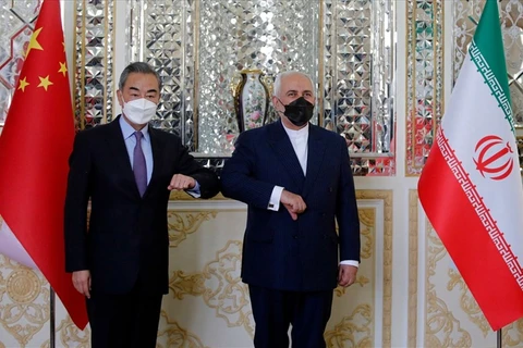 Ngoại trưởng Iran Javad Zarif đón Ngoại trưởng Trung Quốc Vương Nghị ở Tehran ngày 27/3/2021. (Nguồn: AFP)