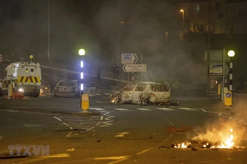 Một phương tiện bị đốt cháy trong bạo lực bùng phát tại Newtownabbey, phía Bắc Belfast, thủ phủ Bắc Ailen ngày 3/4/2021. (Ảnh: AFP/TTXVN) 