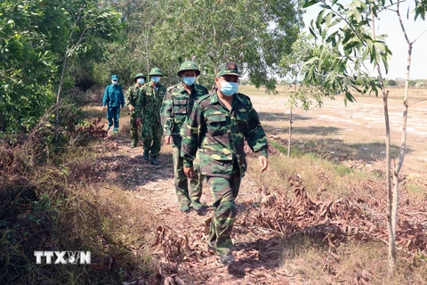 Cán bộ, chiến sỹ Đồn Biên phòng cửa khẩu Giang Thành tuần tra, kiểm soát khu vực biên giới huyện Giang Thành. (Ảnh: Lê Huy Hải/TTXVN)