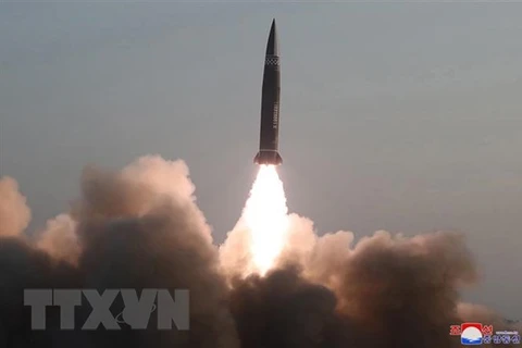 Một tên lửa đạn đạo chiến thuật kiểu mới được phóng thử từ thị trấn Hamju, tỉnh Nam Hamgyong của Triều Tiên ngày 25/3/2021. (Ảnh: YONHAP/TTXVN) 