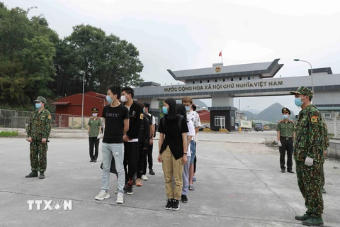 Đồn Biên phòng cửa khẩu Trà Lĩnh - Bộ đội Biên phòng tỉnh Cao Bằng tiến hành bàn giao 10 công dân Trung Quốc nhập cảnh trái phép vào Việt Nam. (Ảnh: Vũ Sinh/TTXVN)