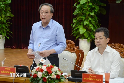 Ủy viên Trung ương Đảng, Phó trưởng Ban Tổ chức Trung ương Hoàng Đăng Quang (bên trái) phát biểu tại buổi làm việc. (Ảnh: Quốc Dũng/TTXVN)