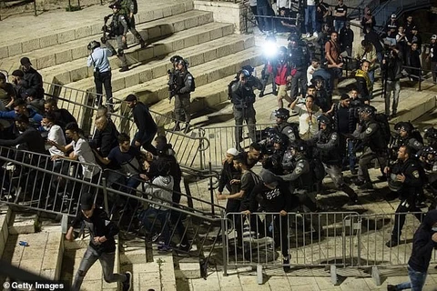 Lực lượng cảnh sát Israel và những người biểu tình Palestine, ở Đông Jerusalem, ngày 24/4. (Nguồn: Getty Images) 
