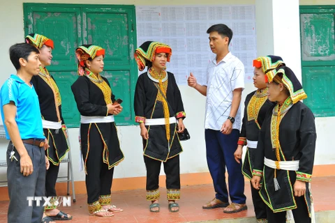Cán bộ xã Phương Giao, huyện Võ Nhai, tỉnh Thái Nguyên tuyên truyền cho đồng bào các dân tộc thiểu số về quy trình, thủ tục bầu cử đại biểu Quốc hội khóa XV và đại biểu HĐND các cấp nhiệm kỳ 2021-2026. (Ảnh: Minh Đức/TTXVN) 