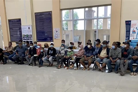 Những người nhập cảnh trái phép từ Campuchia về An Giang tại Trạm Biên phòng Cửa khẩu quốc tế Tịnh Biên, An Giang. (Ảnh: TTXVN phát) 