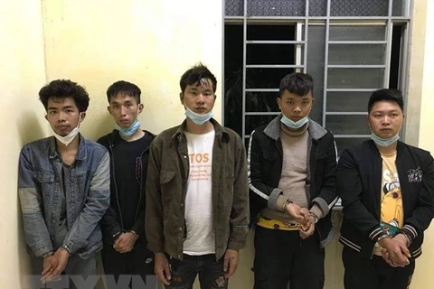 5 đối tượng người Trung Quốc bị Đồn Biên phòng Long Khốt (huyện Vĩnh Hưng, tỉnh Long An), bắt giữ. (Ảnh: Thanh Bình/TTXVN) 
