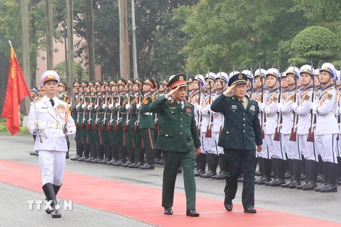 Bộ trưởng Bộ Quốc phòng Phan Văn Giang, Bộ trưởng Bộ Quốc phòng Trung Quốc Ngụy Phượng Hòa duyệt đội danh dự Quân đội nhân dân Việt Nam. (Ảnh: Trọng Đức/TTXVN)