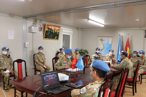 Cán bộ, nhân viên Bệnh viện dã chiến cấp 2 số 2 tập huấn trực tuyến về phòng chống dịch COVID-19. (Nguồn: Cục Gìn giữ hòa bình Việt Nam)
