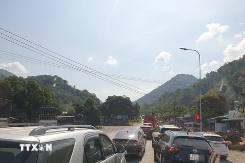 Do lượng phương tiện lưu thông quá đông trên Quốc lộ 20, đặc biệt là đoạn qua đèo Bảo Lộc khiến lịch trình thi đấu của đoàn đua bị chậm hơn 30 phút so với dự kiến. (Ảnh: Đặng Tuấn/TTXVN)