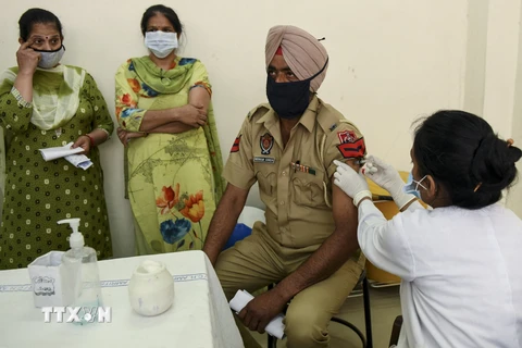 Người dân được tiêm chủng vaccine ngừa COVID-19 tại Amritsar , Ấn Độ, ngày 1/5/2021. (Ảnh: AFP/TTXVN)