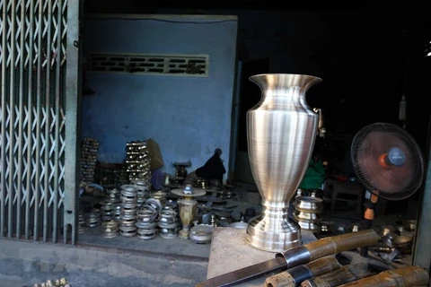Một sản phẩm lục bình bằng đồng của làng nghề đúc đồng truyền thống Phú Lộc Tây (huyện Diên Khánh, tỉnh Khánh Hòa). (Ảnh: Nguyễn Dũng/TTXVN)
