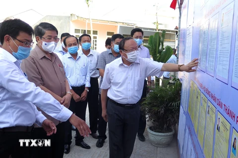 Phó Chủ tịch Quốc hội Nguyễn Đức Hải kiểm tra công tác bầu cử tại phường Hương Sơ, thành phố Huế. (Ảnh: Tường Vi/TTXVN)
