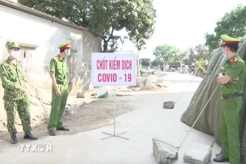 Một chốt kiểm soát dịch COVID-19 tại Hưng Yên. (Ảnh: Đinh Tuấn/TTXVN)